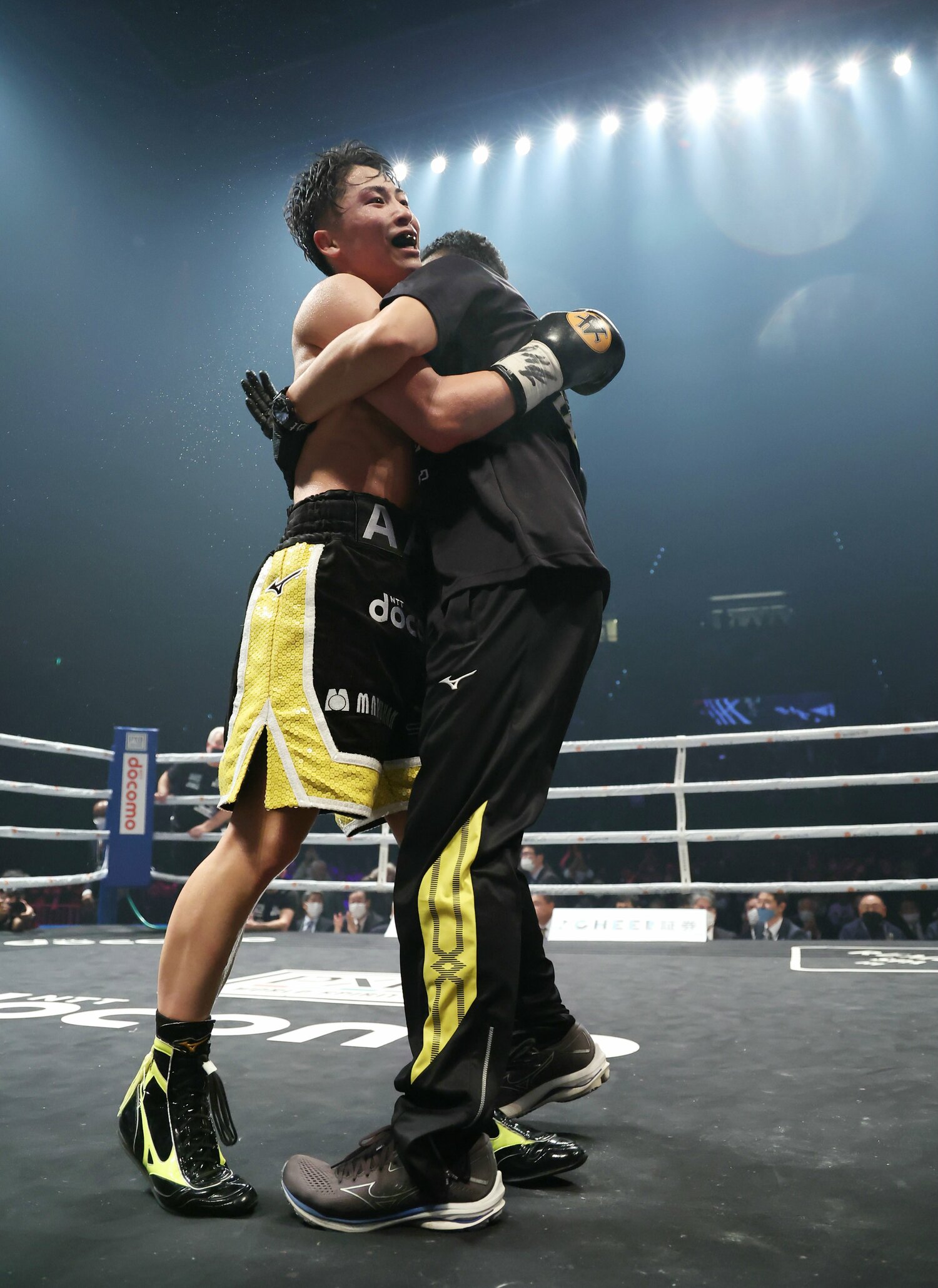 昨年12月、バンタム級世界主要４団体王座を統一し、真吾さんと抱き合って喜ぶ尚弥　©︎JIJI PRESS