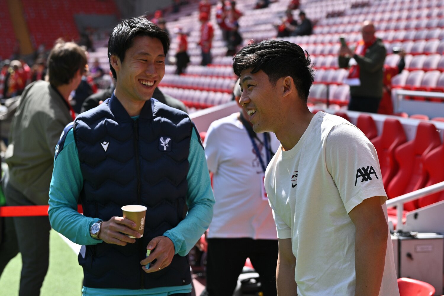 最終節前、談笑する鎌田と遠藤　©Getty Images