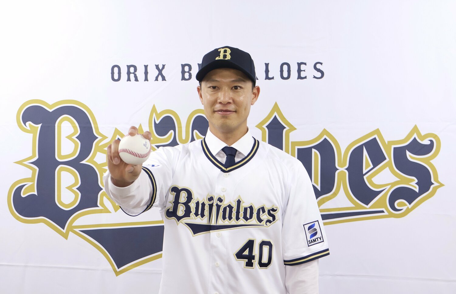 シーズン途中にオリックスに移籍。入団会見で決意を語った岩嵜 ©JIJI PRESS