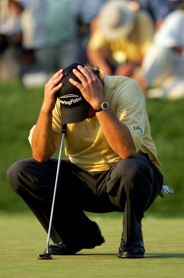 グリーン上で頭を抱えたミケルソン　©︎Getty Images