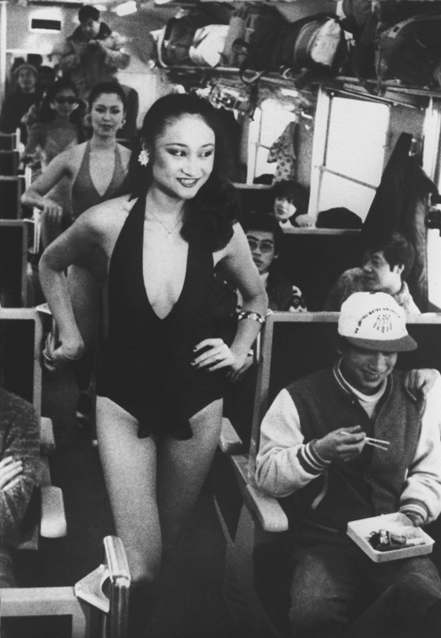 なぜかスキー列車内で水着ショーが行われたこともあったという（1980年撮影）　©KYODO