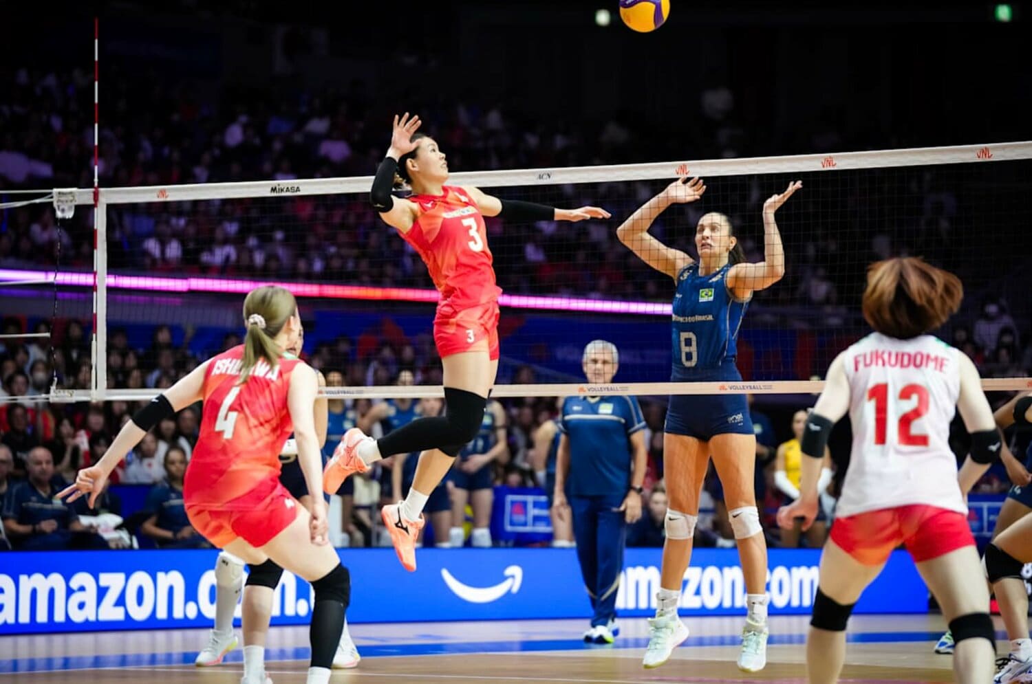 ネーションズリーグ大阪ラウンド・ブラジル戦でスパイクを放つ島村春世　©︎Volleyball World