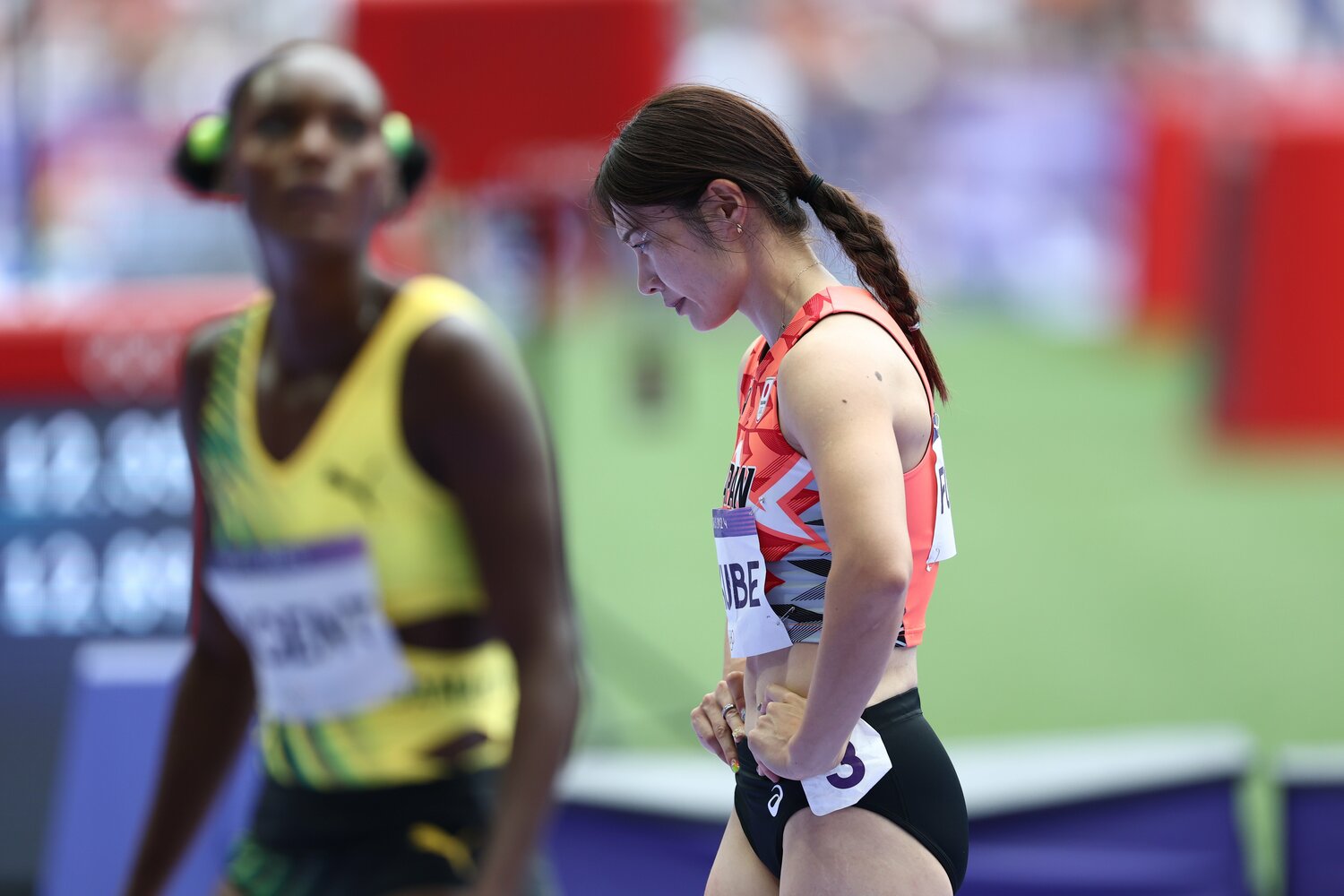 パリ五輪の準決勝では、掲示板に出た記録を見て俯くシーンも　©JMPA