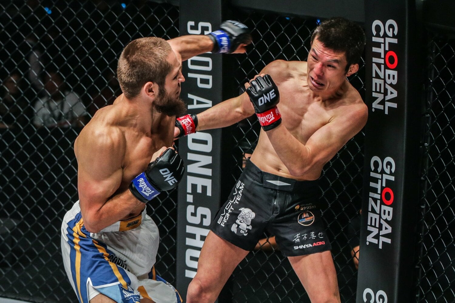 上り調子のイザガクマエフは、臆することなく青木を攻め込んだ　©ONE Championship