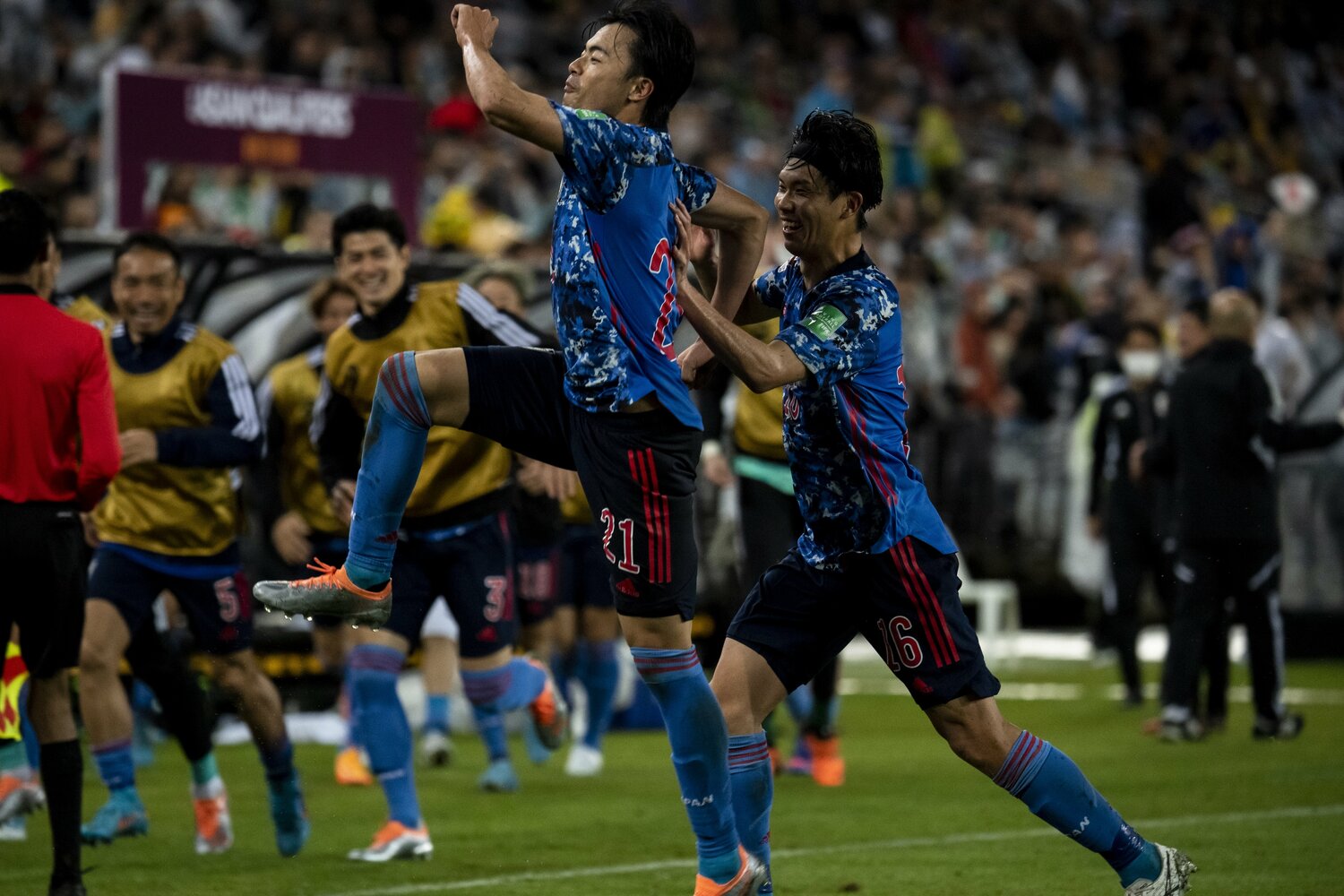 オーストラリア戦でゴールを決めて、ガッツポーズを見せる三笘　©︎Miki Sano