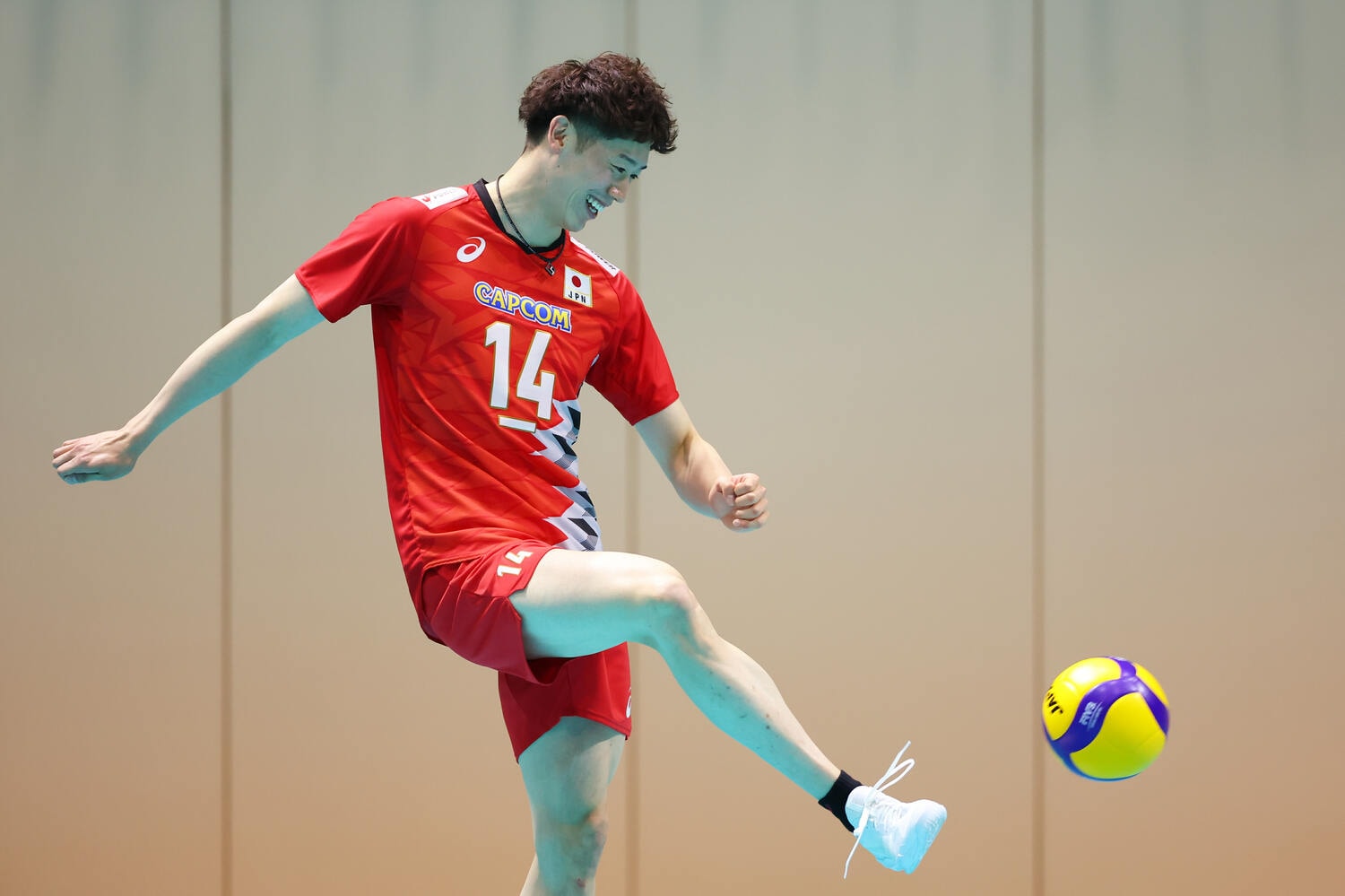 足でも器用にボールを操る石川祐希　©︎Naoki Morita/AFLO SPORT