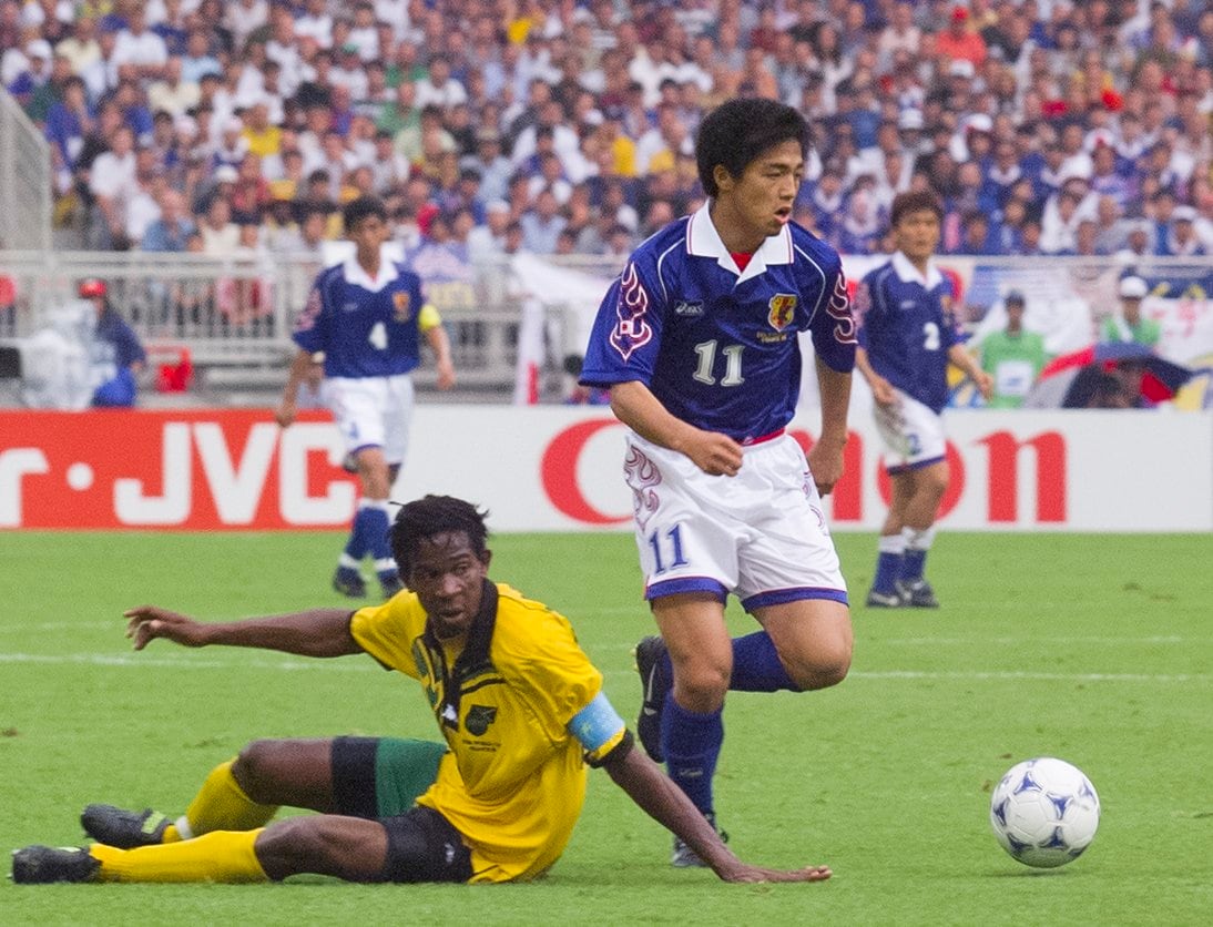 1998年フランスW杯でプレーする18歳の小野伸二　©JIJI PRESS