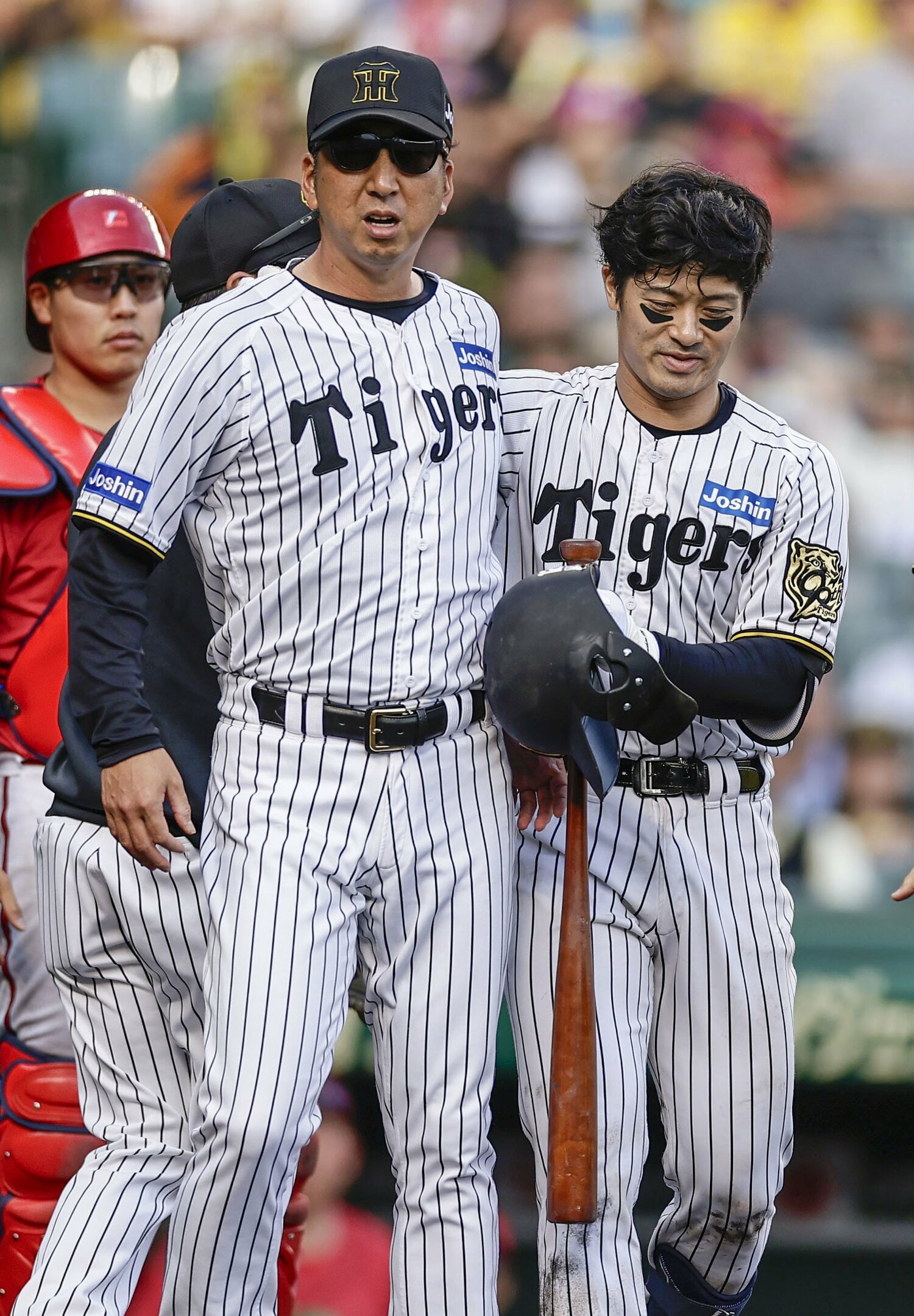 坂本誠志郎(右)の頭部へのデッドボールに怒りが収まらない藤川球児監督 ©︎KYODO