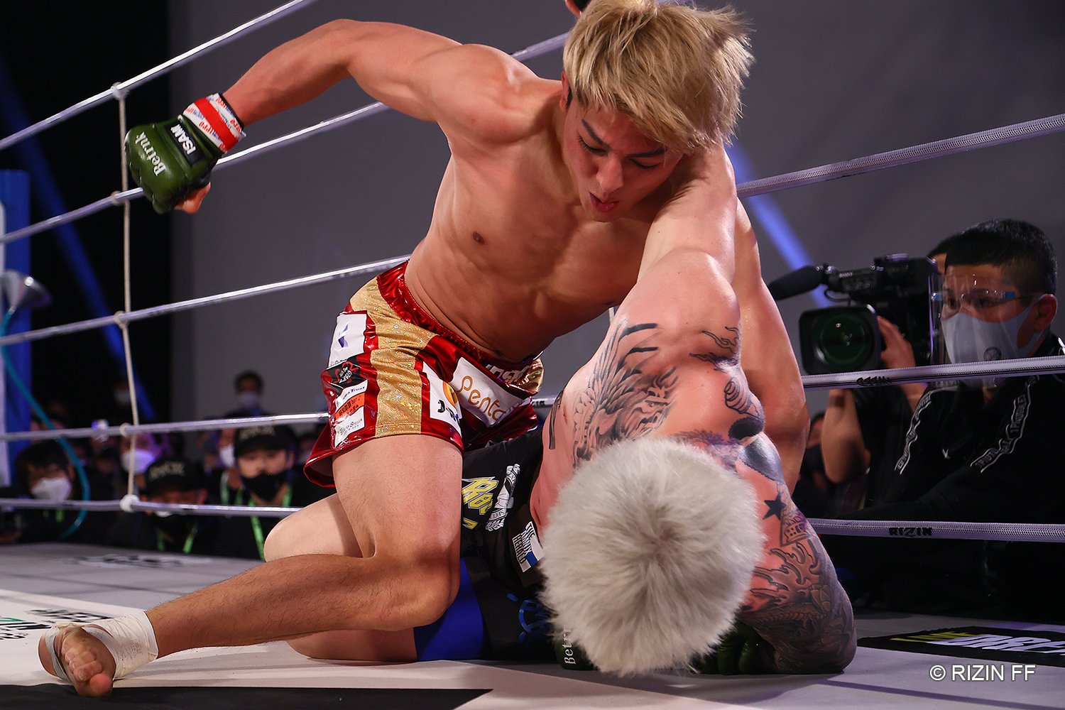 鈴木に何度もテイクダウンを奪われた平本　©RIZIN FF