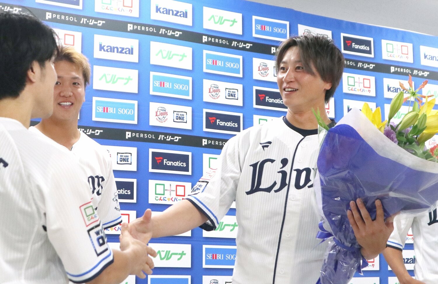 引退会見後にチームメートから花束を受け取った西武の金子侑司　©︎JIJI PRESS