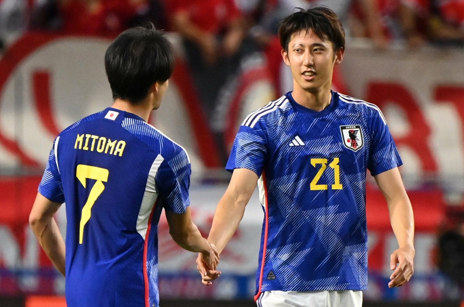 代表戦で三笘とコミュニケーションを取る伊藤　©Kenta Harada/Getty Images