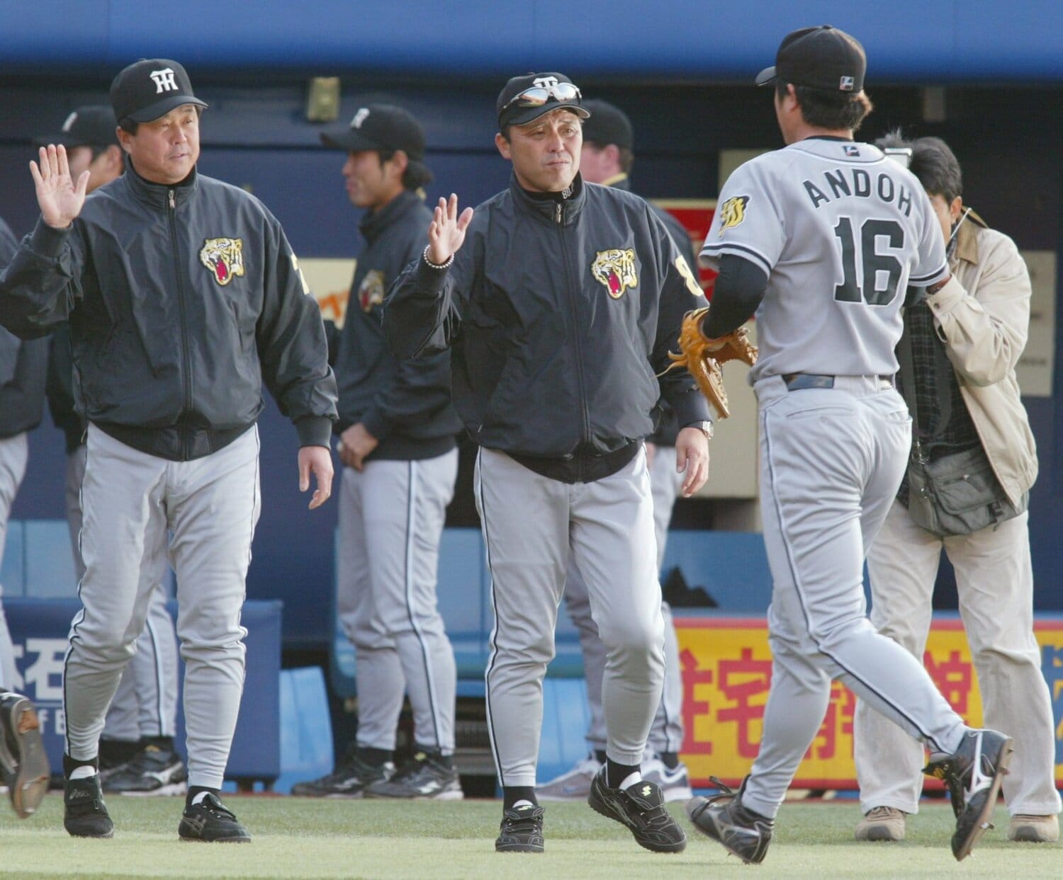 現役時代は二遊間を組んで日本一を達成した岡田と平田(左)。第1次政権でもヘッドコーチを務めた ©︎JIJI PRESS