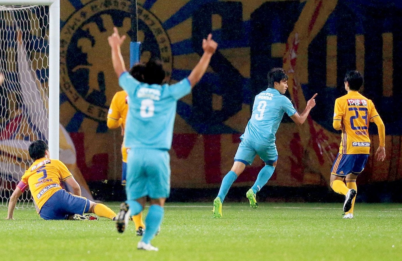 2017年の天皇杯2回戦でJ1仙台相手に衝撃の先制ゴールをあげた筑波大時代の三笘(9番)©︎SANKEI SHIMBUN