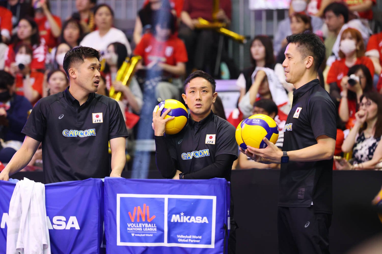 コーチとしてロラン・ティリ監督を支えた(一番右から)伊藤健士、坂梨朋彦、深津貴之 ©︎JVA/AFLO