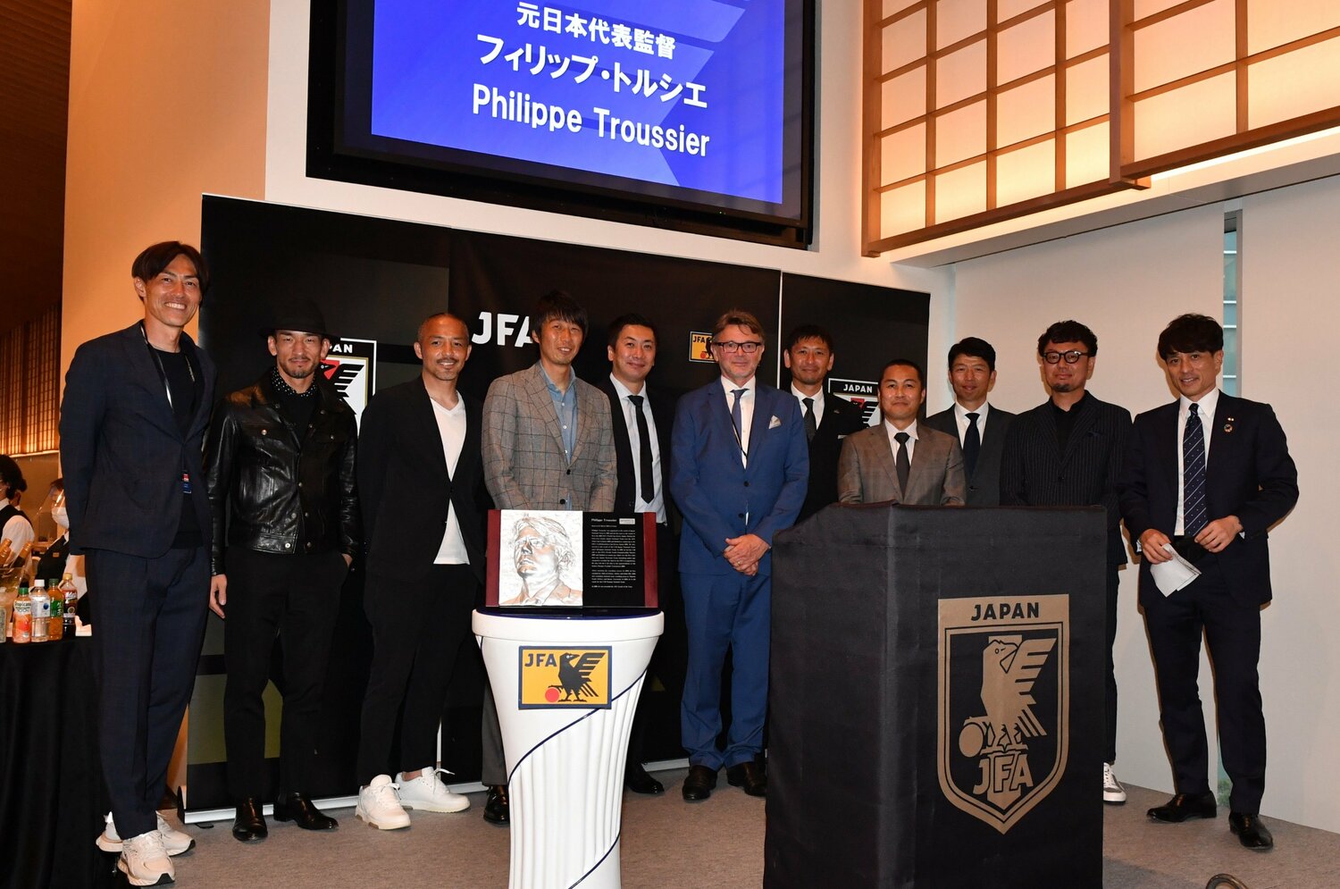 2022年6月のブラジル戦、トルシエは宮本（右）らと再会を果たした　©JFA