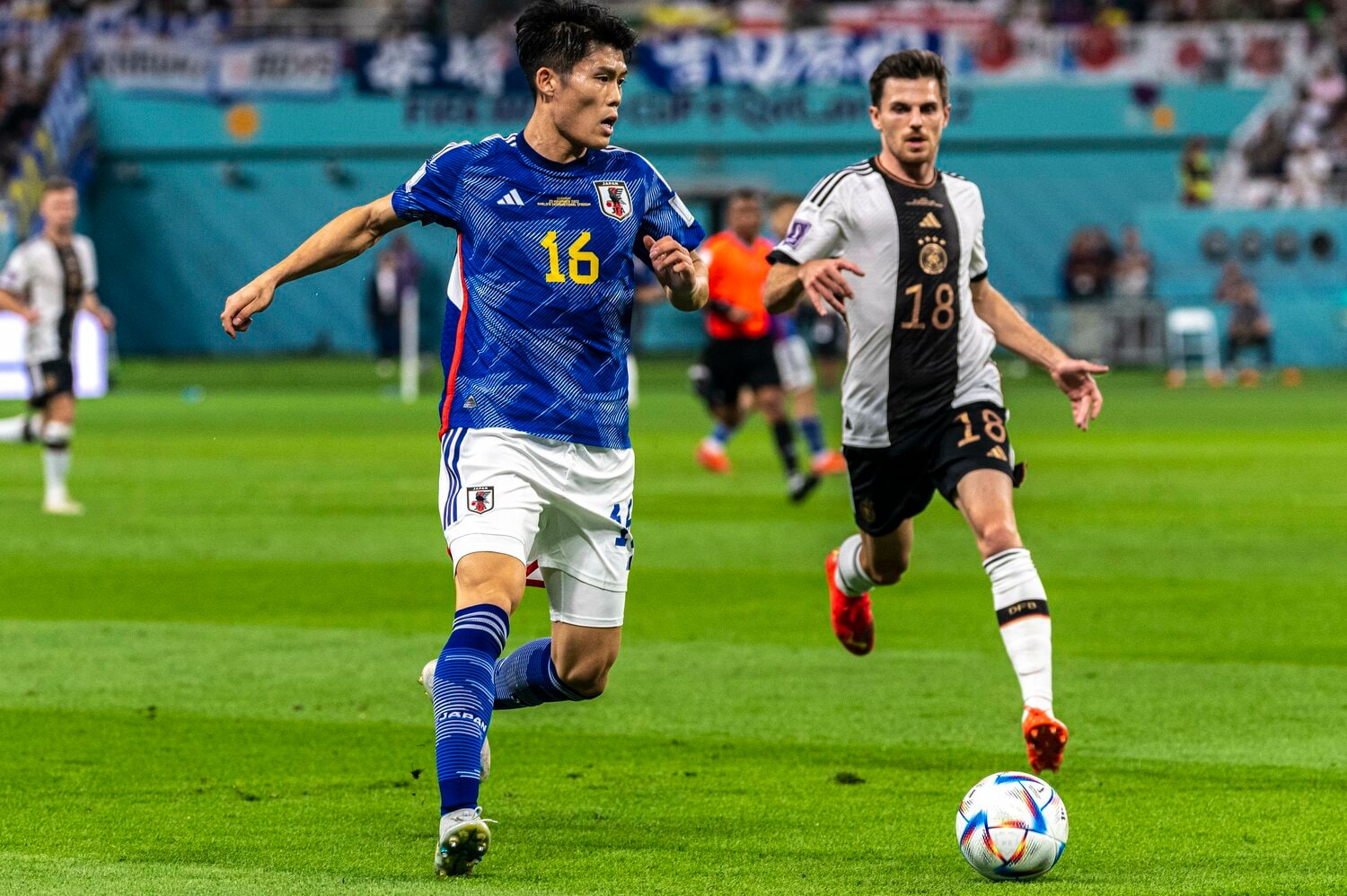 ドイツ戦の3バック変更で陰の立役者となったのは冨安だった　©Takuya Sugiyama/JMPA