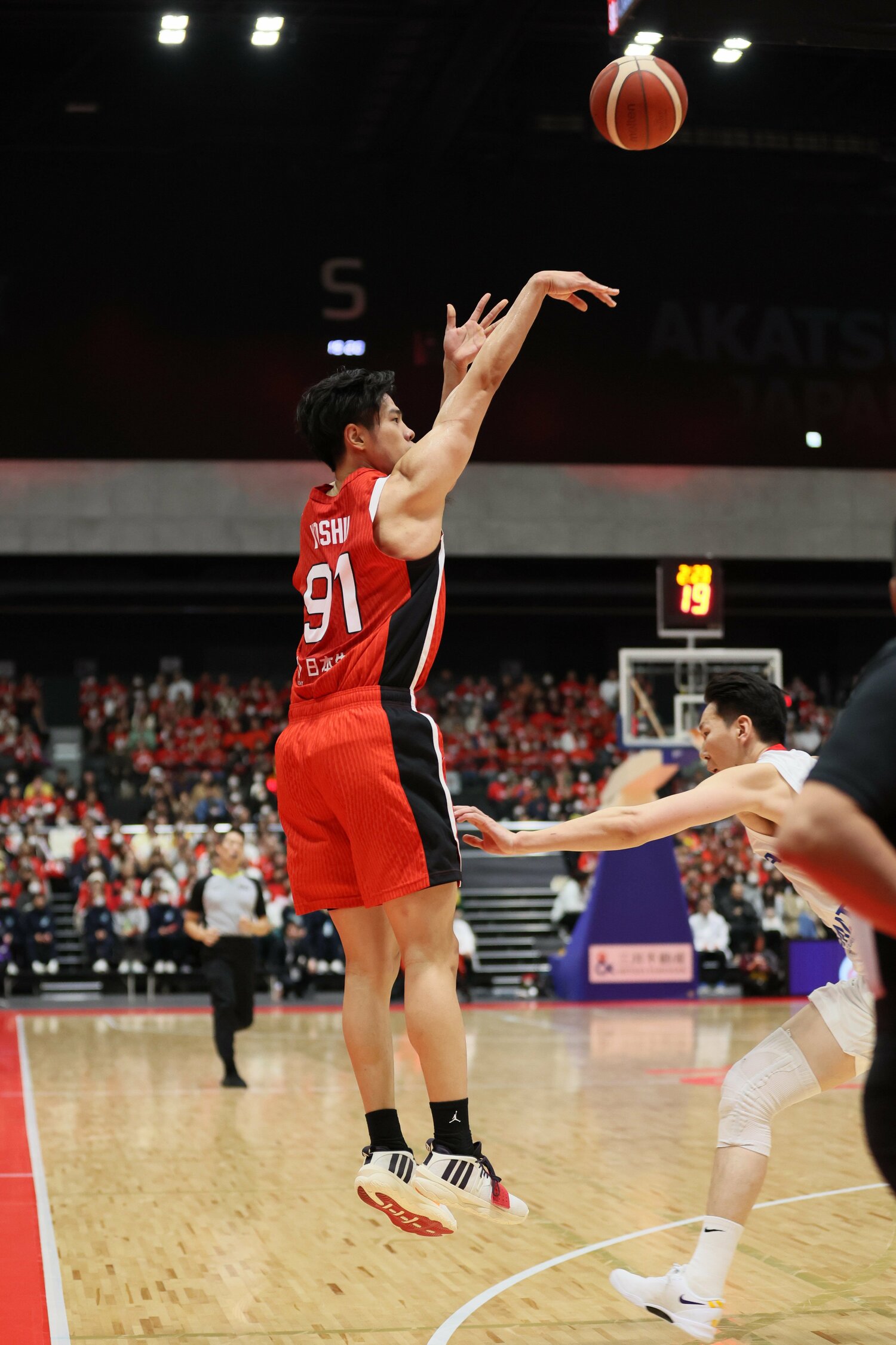 モンゴル戦で3Pシュートを放つ吉井　©︎JIJI PRESS