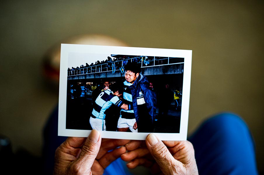 関東学院大学4年時に主将を務めたものの入れ替え戦に敗れ、31年ぶりに2部落ち。陥落決定直後の稲垣の写真を、当時の指導者・春口廣が見る　©︎Atsushi Kondo