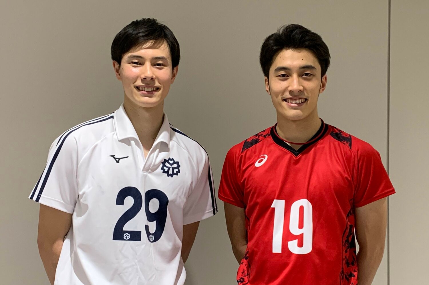 兄・塁(右)と写真に収まる高橋藍 ©Noriko Yonemushi