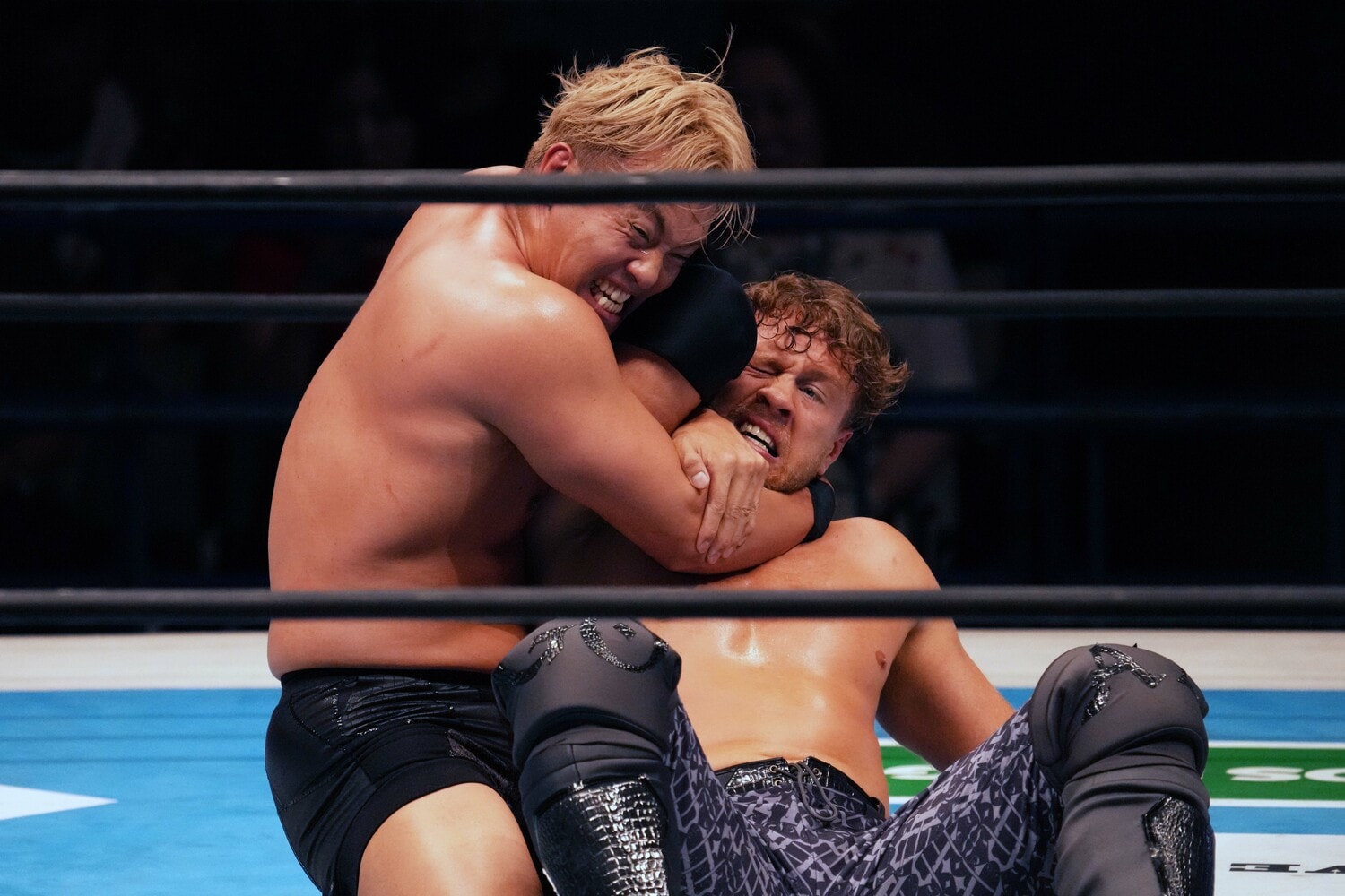 コブラクラッチでウィル・オスプレイを攻めるオカダ・カズチカ