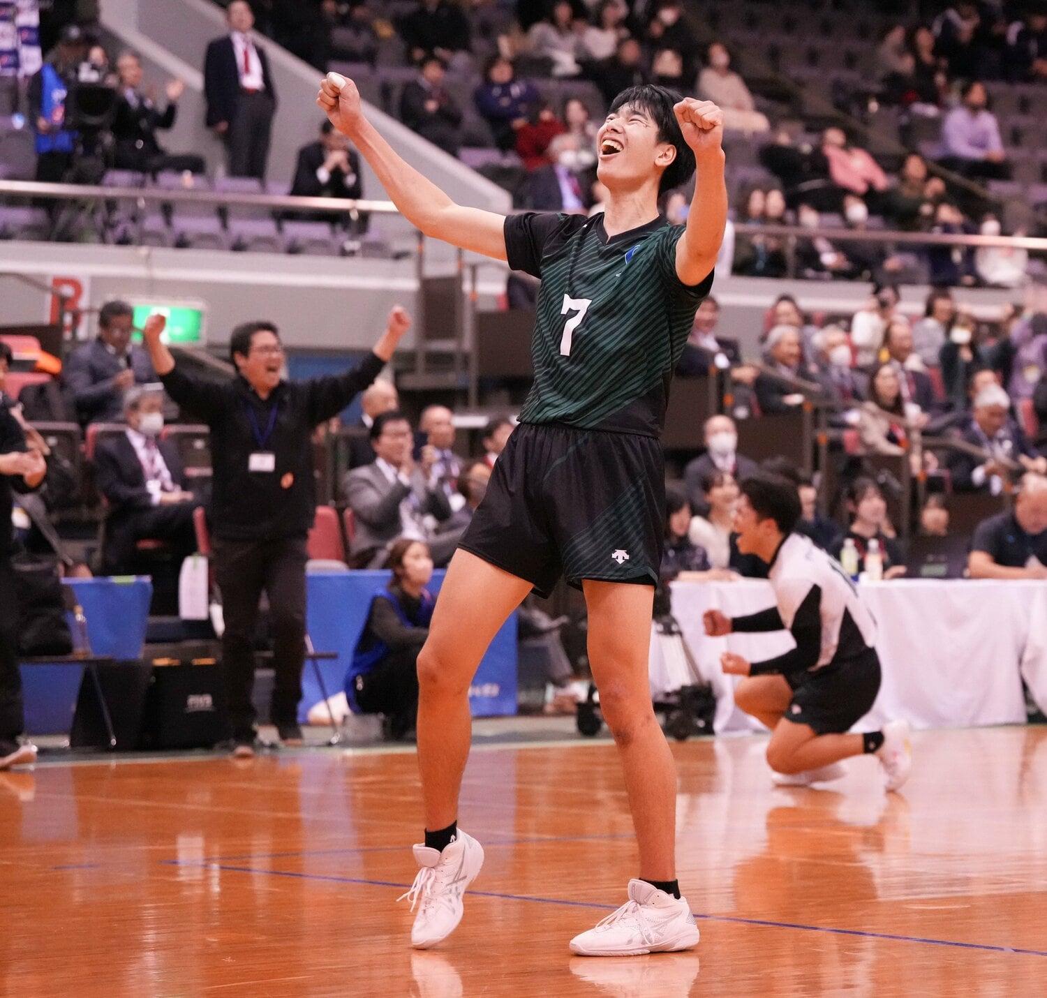 全日本インカレで優勝しガッツポーズをする専修大の甲斐 ©︎NIKKAN SPORTS/AFLO