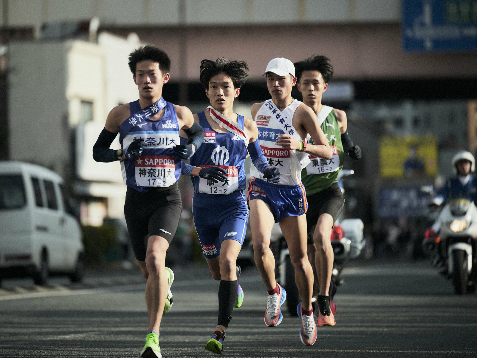 2区で各大学のエースと競う吉岡 photograph by Yuki Suenaga