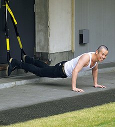 Tomoharu Shoji
1976年1月1日、東京都生まれ。'95年に品川祐とコンビを組み「品川庄司」を結成。高校時代には野球と水泳を行なっていた。'10年、211km24時間駅伝で最難関の小田原―箱根間を完走するなど、スポーツバラエティ番組で、運動神経の良さを発揮している。