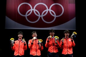 《フェンシング初の金メダル》男子エペ団体「みんなで支え合えるのが一番の強み」だから見延和靖はユニフォームを脱がなかった