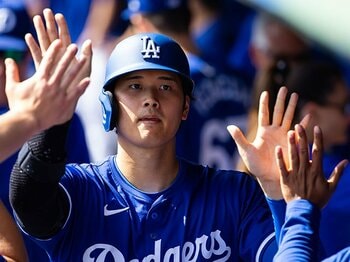 大谷翔平結婚から知る“野球選手と妻”の今ドキな関係…「イマエが出産に立ち会うのは美しい」、人気声優は「申し訳ないくらい平凡なんです」＜Number Web＞ photograph by Sipa USA/JIJI PRESS