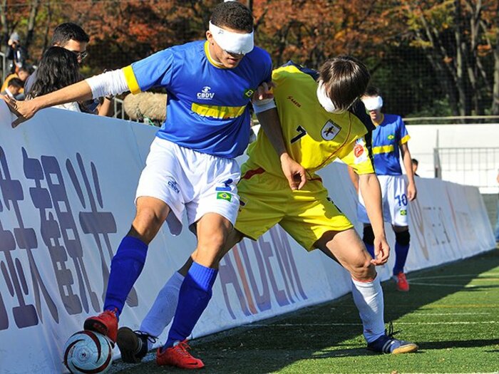 ブラインドサッカーの魅力と危惧。見る者を圧倒する激しい“肉弾戦”。＜Number Web＞ photograph by Moto Yoshimura