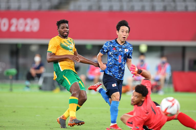 前半32分。南アのミスパスを拾った三好がゴールチャンスを得るも、GKの好セーブに阻まれわずかに枠を外れた　©JMPA