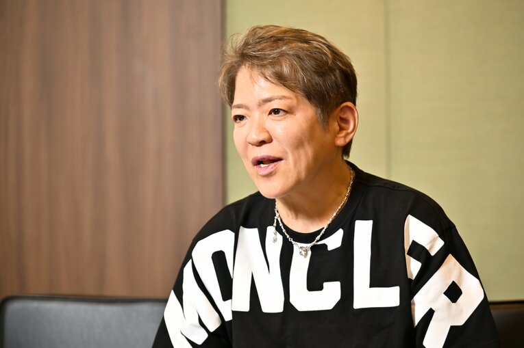 インタビューに答えるライオネス飛鳥さん　©Hideki Sugiyama