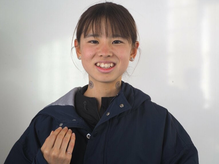 ハニカミながら右手小指の新たな“勝負アイテム”を披露する不破（2022年10月全日本女子駅伝）©Yu Saito