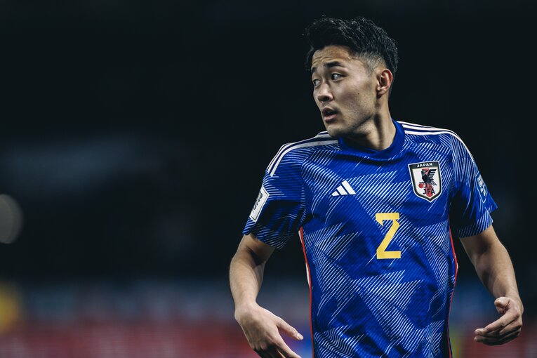 右SBで先発出場した菅原由勢　©Kiichi Matsumoto/JMPA