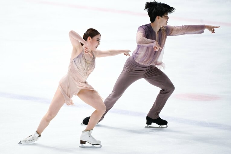 初の国際大会出場となった「木下グループ杯」で演技を行う紀平梨花・西山真瑚　©Asami Enomoto【スワイプするとそのほかの写真もご覧になれます】