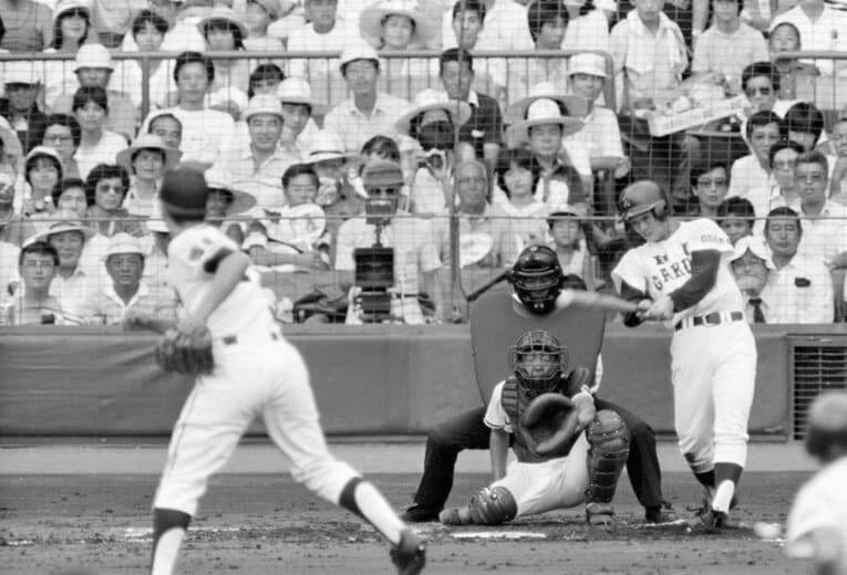 1983年夏の甲子園準決勝、桑田真澄が池田の水野雄仁から2ランを放った瞬間。1年生にして投打の中心だった　©JIJI PRESS