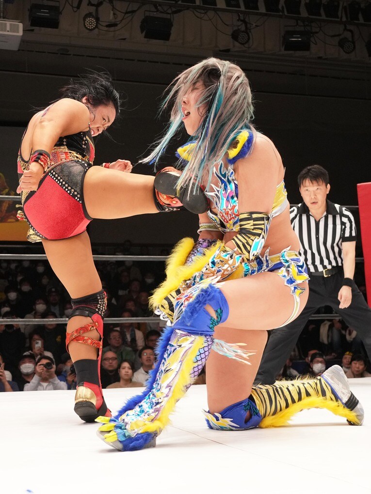 ウナギ・サヤカの胸元に蹴りを入れる里村明衣子　©Essei Hara