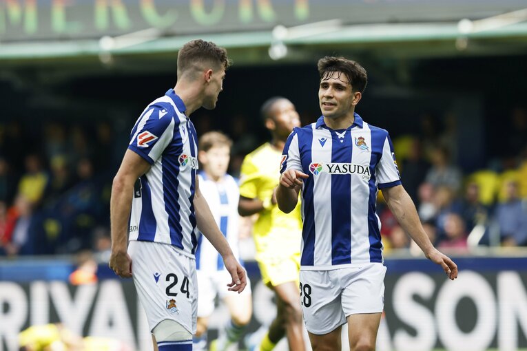 監督からの指示を仲間に伝えるシーンも多くあった　©Daisuke Nakashima