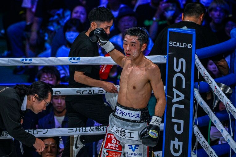 右肩を気にする素振りを見せる西田凌佑　©Takuya Sugiyama