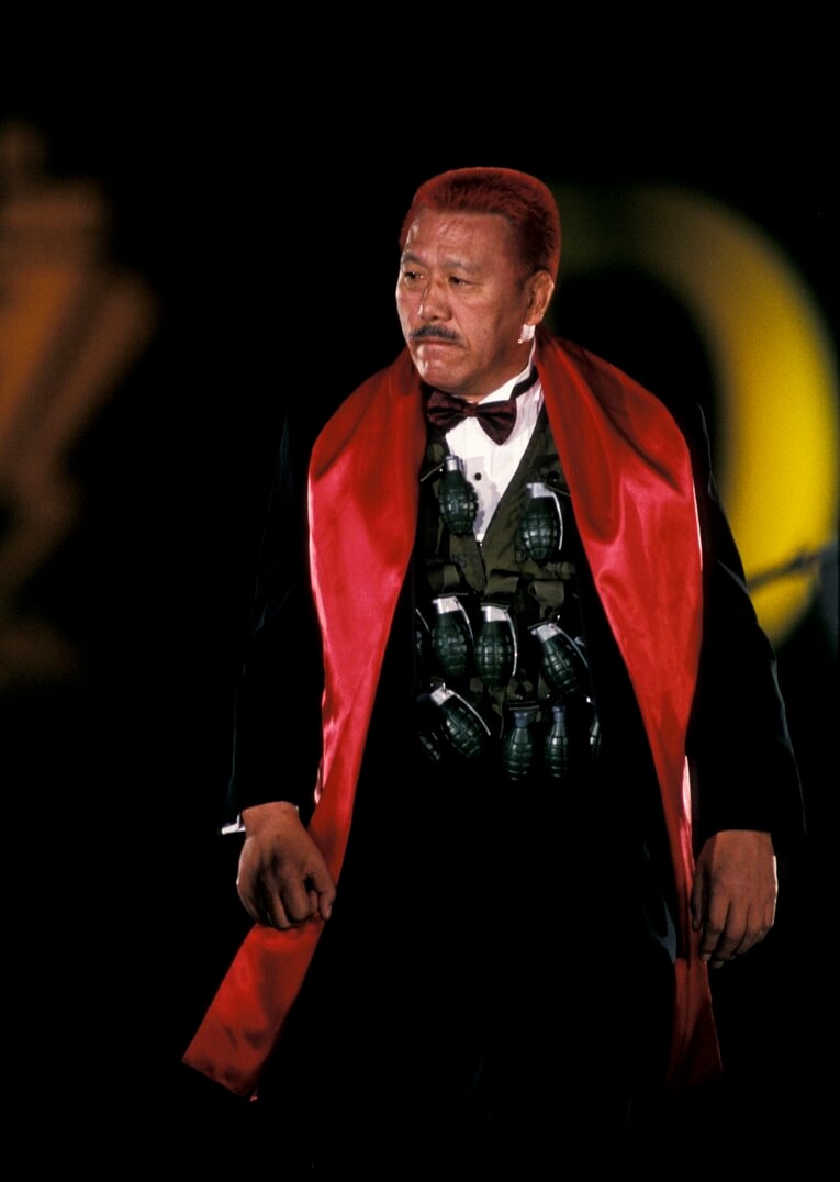 赤いマフラーを垂らし、大量の手榴弾をぶら下げた小鹿の入場シーン