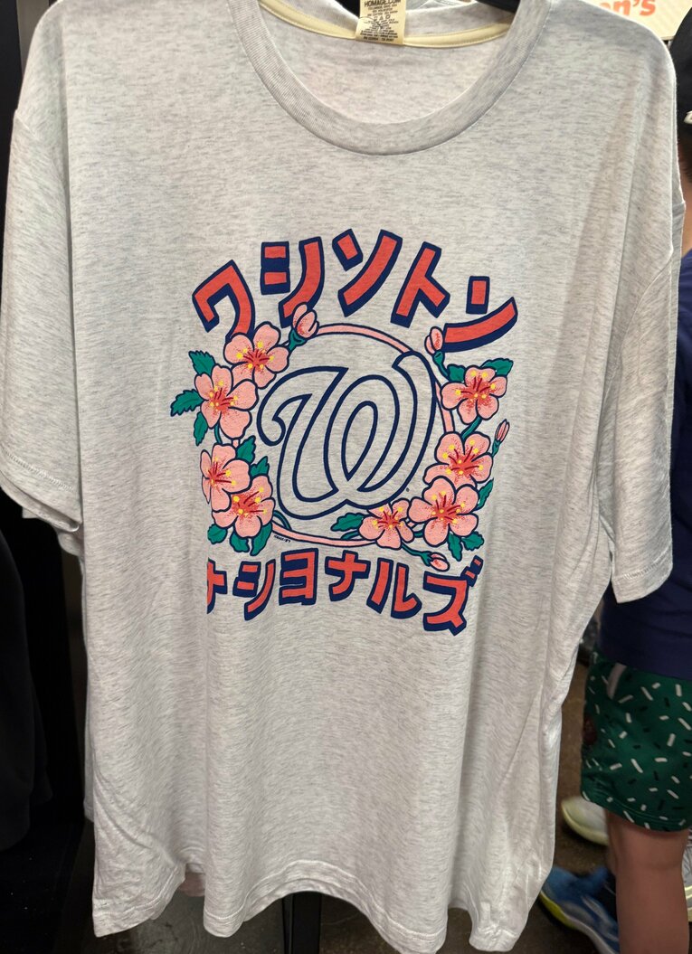 ナショナルズパークで見つけた「カタカナ＋桜Tシャツ」（写真は右に続きます）　©Naoyuki Yanagihara
