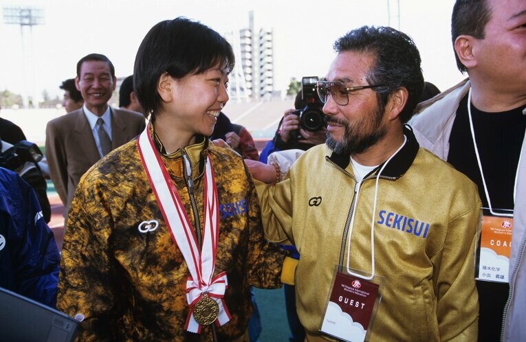 高橋尚子と故・小出義雄監督（1998年名古屋国際女子マラソンにて）　©AFLO