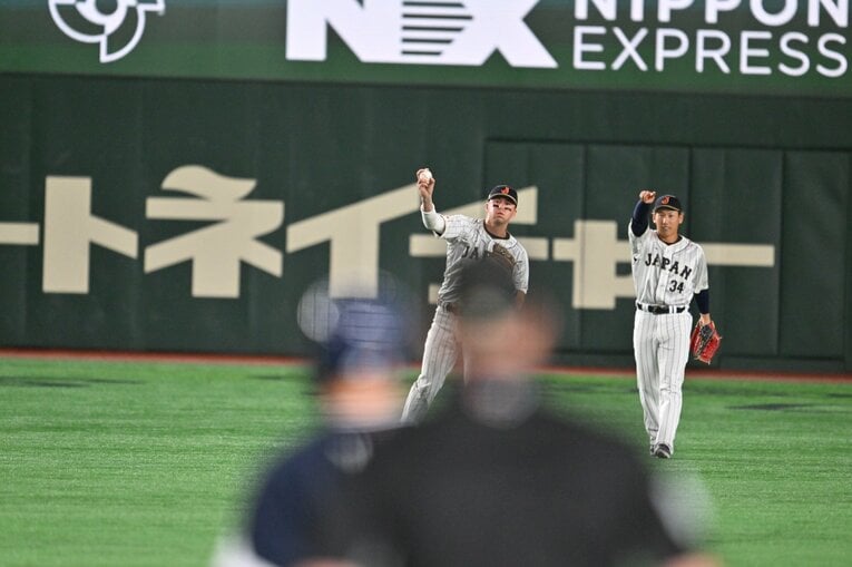 ヌートバーの韓国戦スーパーキャッチ連続写真（6／全7枚）　©Naoya Sanuki