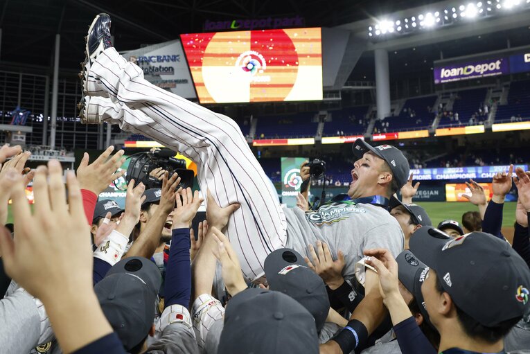 チームメイトから胴上げされるヌートバー　©︎AFLO