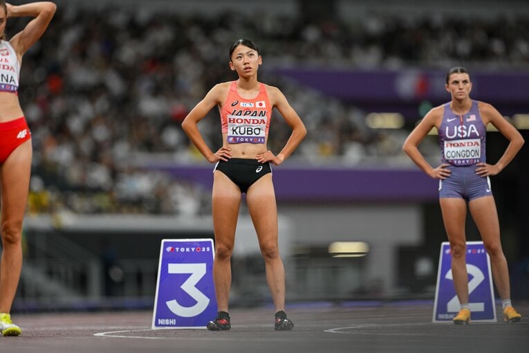 【世界陸上女子800m予選】スタートを待つ17歳の久保凛（連続写真3枚目／4枚）　©Nanae Suzuki