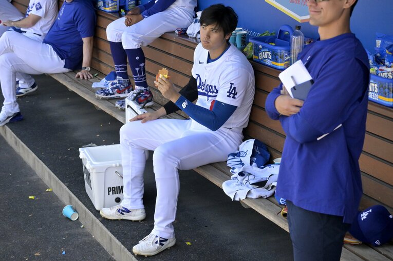 試合前にベンチでエネルギー補給　©Jayne Kamin-Oncea-USA TODAY Sports