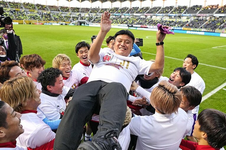 昨シーズン、京都サンガF.C.の監督に就任した曺貴裁。11年J2に停滞していたチームを1年でJ1昇格へと導いた ／ photograph by KYODO