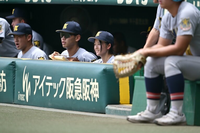 ベンチで声をからす仙台育英の女子部員・星よつはさん　©Hideki Sugiyama