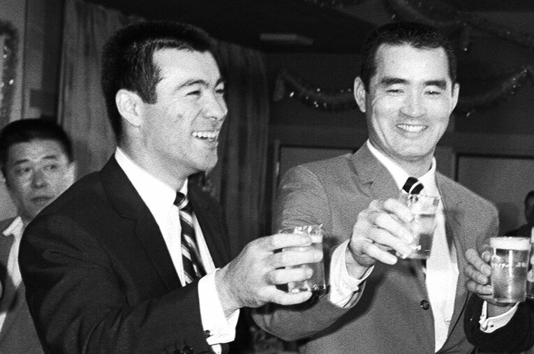 1967年、リーグ3連覇を祝う祝勝会での柴田勲と長嶋茂雄。当時から長嶋に「弟分としてかわいがってもらった」と柴田は振り返る ／ photograph by JIJI PRESS
