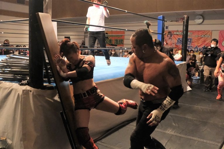 「いつか、傷だらけの背中でウェディングドレスを」 18歳の女子レスラー・鈴季すずが大流血を「嬉しい」と語る理由(53)